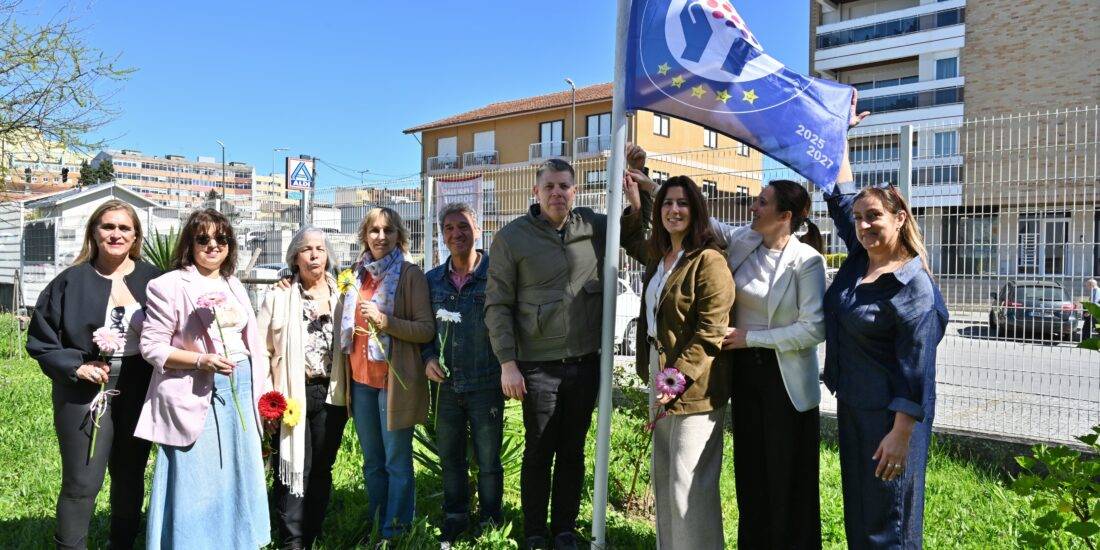 Agrupamento de Escolas Júlio Dinis hasteou bandeira do Selo Protetor dos Direitos da Criança